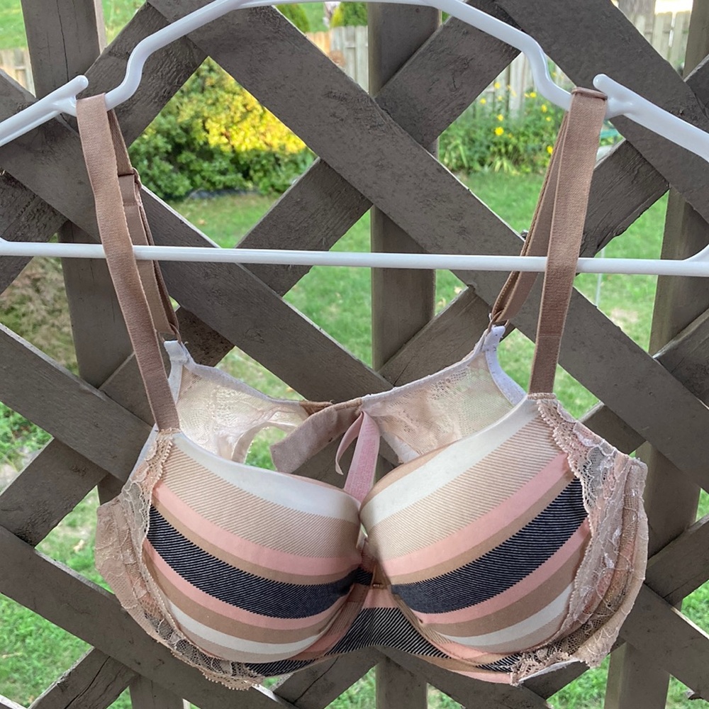 Victoria’s Secret 36C Lined Demi-Buste Double Gold Lace Striped